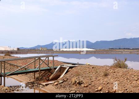 Blick auf die Kanülen und Arbeiten in Salzpfannen in der Nähe von Cagliari in Italien Stockfoto