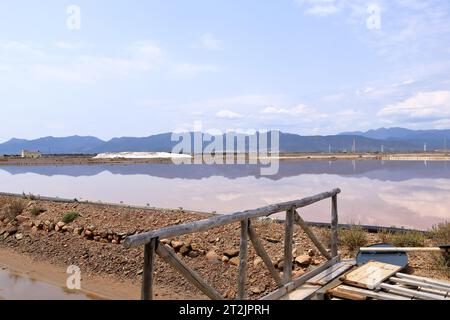 Blick auf die Kanülen und Arbeiten in Salzpfannen in der Nähe von Cagliari in Italien Stockfoto