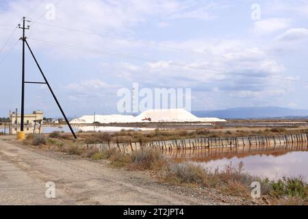 Blick auf die Kanülen und Arbeiten in Salzpfannen in der Nähe von Cagliari in Italien Stockfoto