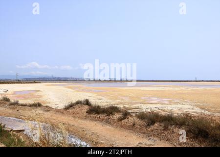 Blick auf die Kanülen und Arbeiten in Salzpfannen in der Nähe von Cagliari in Italien Stockfoto