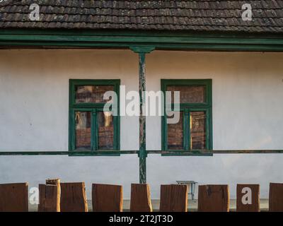 Altes altes Dorfhaus mit grünen Holzfenstern in Ungarn Stockfoto