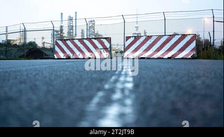 Leuna, Deutschland. Oktober 2023. Zwei Betonbarrieren stehen auf einer Straße am Rande der Raffinerie in Leuna. Auf dem 1.300 Hektar großen Chemiestandort bilden Öl und Gas die Energie- und Rohstoffbasis. Quelle: Hendrik Schmidt/dpa/Alamy Live News Stockfoto