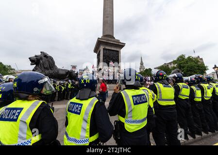 Unterstützer von Tommy Robinson, wie die EDL, protestierten in London und demonstrierten für seine Freilassung nach der Verhaftung. Polizeisperre um den Trafalgar Square Stockfoto