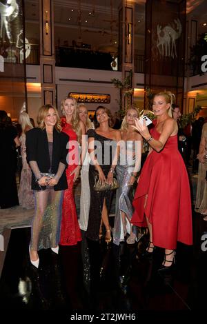 Sabine Piller, Gitta Saxx, Sonja Kiefer und Giulia Siegel bei der Ankunft Hommage an Bambi in Berlin 19.10. 2023 *** Sabine Piller, Gitta Saxx, Sonja Kiefer und Giulia Siegel bei der Ankunft Hommage an Bambi in Berlin 19 10 2023 Credit: Imago/Alamy Live News Stockfoto