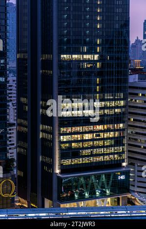 Skyline von Bangkok bei Sonnenuntergang, Hochhäuser am unteren Sukhumvit, Thailand Stockfoto