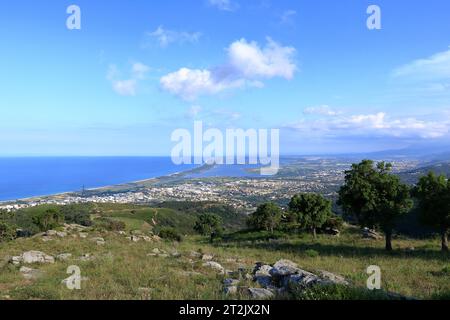 Aus der Vogelperspektive auf die Vororte von Bastia im Norden der Insel Korsika - Genuesische Stadt mit Blick auf das Mittelmeer Stockfoto