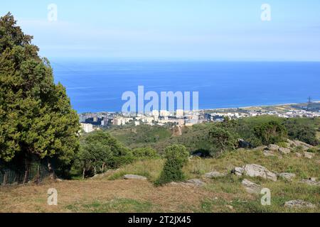 Aus der Vogelperspektive auf die Vororte von Bastia im Norden der Insel Korsika - Genuesische Stadt mit Blick auf das Mittelmeer Stockfoto