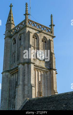 Uhr mit nur einer Hand am Turm der Dorfkirche, Colerne, Wiltshire, England, Großbritannien Stockfoto