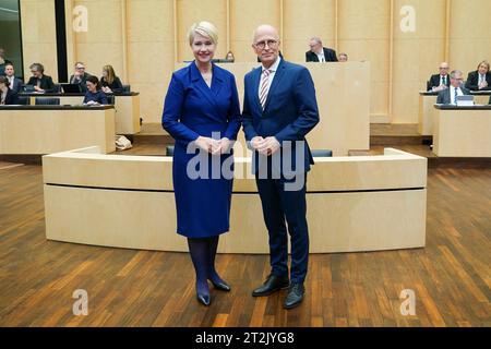 Bundesrat, 1037. Plenarsitzung Manuela Schwesig SPD Ministerpraesident von Mecklenburg-Vorpommern als neue Bundesratspraesidentin gemeinsam mit ihrem Vorgaenger Peter Tschentscher im Plenarsaal bei der 1037. Bundesratssitzung, Berlin, 20.10.2023 Berlin Berlin Deutschland *** Bundesrat, 1037 Plenarsitzung Manuela Schwesig SPD-Ministerpräsidentin Mecklenburg-Vorpommerns als neue Bundesratspräsidentin zusammen mit ihrem Vorgänger Peter Tschentscher im Plenarsaal der Bundesratssitzung 1037, Berlin, 20 10 2023 Berlin Berlin Deutschland Stockfoto