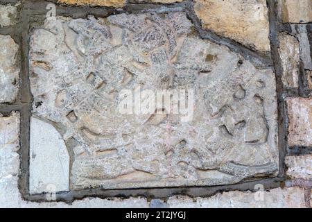 Geschnitztes sächsisches Relikt aus Stein vom antiken christlichen Kreuz, Kirche Saint John the Baptist, Colerne, Wiltshire, England, Großbritannien Stockfoto