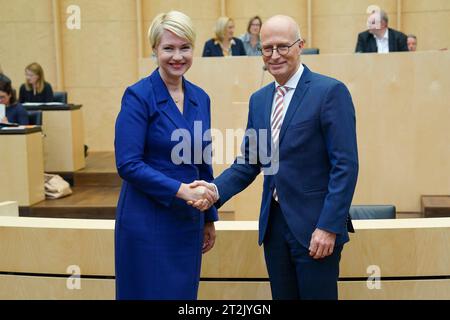 Bundesrat, 1037. Plenarsitzung Manuela Schwesig SPD Ministerpraesident von Mecklenburg-Vorpommern als neue Bundesratspraesidentin gemeinsam mit ihrem Vorgaenger Peter Tschentscher im Plenarsaal bei der 1037. Bundesratssitzung, Berlin, 20.10.2023 Berlin Berlin Deutschland *** Bundesrat, 1037 Plenarsitzung Manuela Schwesig SPD-Ministerpräsidentin Mecklenburg-Vorpommerns als neue Bundesratspräsidentin zusammen mit ihrem Vorgänger Peter Tschentscher im Plenarsaal der Bundesratssitzung 1037, Berlin, 20 10 2023 Berlin Berlin Deutschland Stockfoto