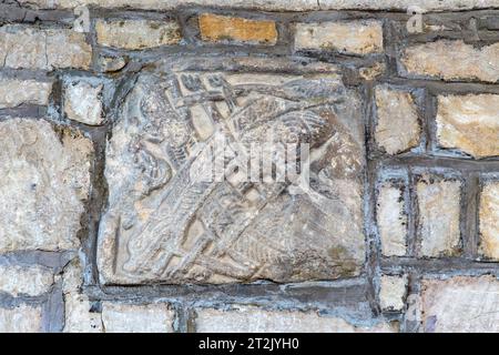 Geschnitztes sächsisches Relikt aus Stein vom antiken christlichen Kreuz, Kirche Saint John the Baptist, Colerne, Wiltshire, England, Großbritannien Stockfoto
