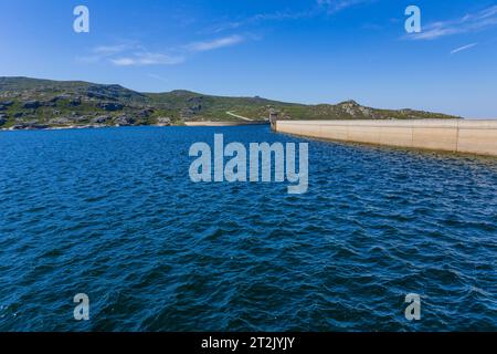 Lagoa Comprida (langer See) ist der größte See des Naturparks Serra da Estrela in Portugal. Stockfoto