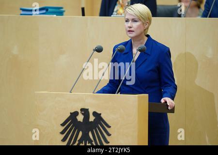 Bundesrat, 1037. Plenarsitzung Manuela Schwesig SPD Ministerpraesident von Mecklenburg-Vorpommern bei Ihrer Rede und Verurteiung des Angriffs der Hamas auf Israel bei der 1037. Bundesratssitzung, Berlin, 20.10.2023 Berlin Berlin Deutschland *** Bundesrat, 1037 Plenarsitzung Manuela Schwesig SPD Ministerpraesidentin Mecklenburg Vorpommerns während ihrer Rede und Verurteilung des Angriffs der Hamas auf Israel auf der Bundesratssitzung 1037, Berlin, 20 10 2023 Berlin Deutschland Credit: Imago/Alamy Live News Stockfoto