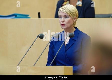 Bundesrat, 1037. Plenarsitzung Manuela Schwesig SPD Ministerpraesident von Mecklenburg-Vorpommern bei Ihrer Rede und Verurteiung des Angriffs der Hamas auf Israel bei der 1037. Bundesratssitzung, Berlin, 20.10.2023 Berlin Berlin Deutschland *** Bundesrat, 1037 Plenarsitzung Manuela Schwesig SPD Ministerpraesidentin Mecklenburg Vorpommerns während ihrer Rede und Verurteilung des Angriffs der Hamas auf Israel auf der Bundesratssitzung 1037, Berlin, 20 10 2023 Berlin Deutschland Credit: Imago/Alamy Live News Stockfoto