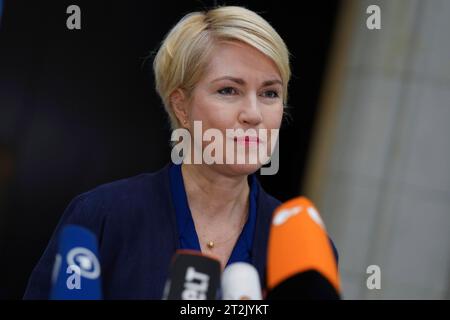 Bundesrat, 1037. Plenarsitzung Manuela Schwesig SPD Ministerpraesident von Mecklenburg-Vorpommern im Portrait beim TV Statement im Rahmen der1037. Bundesratssitzung, Berlin, 20.10.2023 Berlin Deutschland *** Bundesrat, 1037 Plenarsitzung Manuela Schwesig SPD Ministerpraesidentin Mecklenburg Vorpommern im Porträt bei TV-Statement während der Sitzung des Bundesrates, Berlin, 20 10 2023 Berlin Deutschland Credit: Imago/Alamy Live News Stockfoto