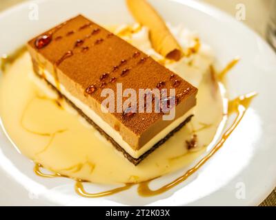Ein Blick von oben auf eine köstliche Schokolade und weiße Creme Tiramisu Kuchen mit karamelisiertem Zucker oben Stockfoto