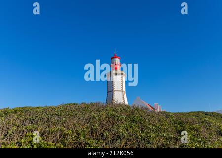 Der Espichel Cape Leuchtturm, ein Gebäude aus dem 18. Jahrhundert. Sesimbra, Portugal. Stockfoto