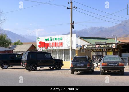 20. August 2023: Toktogul, Kirgisistan in Zentralasien: Streetlife in einem kleinen Dorf Stockfoto