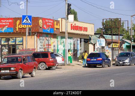 20. August 2023: Toktogul, Kirgisistan in Zentralasien: Streetlife in einem kleinen Dorf Stockfoto