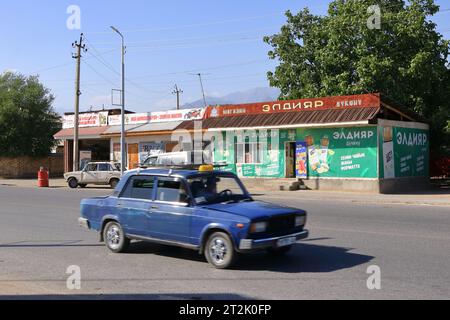 20. August 2023: Toktogul, Kirgisistan in Zentralasien: Streetlife in einem kleinen Dorf Stockfoto