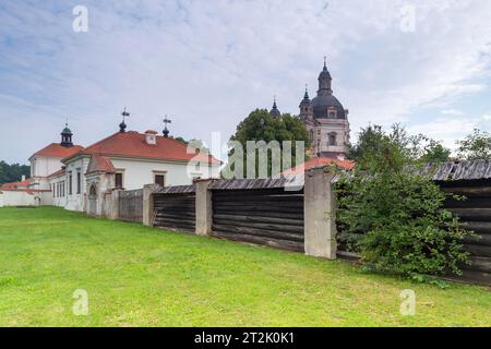 Kaunas, Litauen, 17. AUGUST 2023. Das Kloster Pazaislis und die Kirche der Besuche, hinter dem Zaun Stockfoto