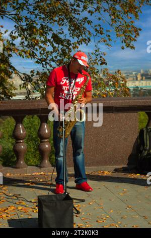 Moskau, Russland - 23. September 2015: Musiker, die stilvoll gekleidet sind und Musik auf der Straße spielen. Stockfoto