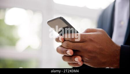 African Man Holding Smartphone Oder Handy Stockfoto