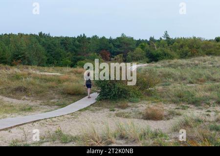 Holzwege am Sand in der Nähe der Stadt Klaipeda in Litauen Stockfoto
