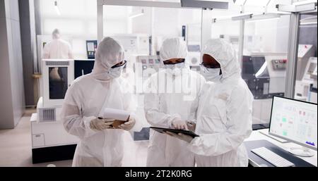 Sterile Halbleiterfabrik Und Arbeiter In Overalls Stockfoto