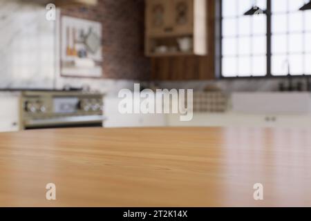 Küche mit Schwerpunkt auf der Oberfläche des Küchentisches mit einem unscharfen Hintergrund - ein Ort, um Produkte zu platzieren. Stockfoto