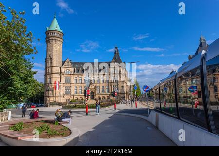 Luxemburg: 1. August 2023: Ein Blick auf die Stadt Luxemburg. Das hochaufragende Gebäude ist die Zentrale der Staatsbank und der Sparkasse (Spuerkeess). Stockfoto