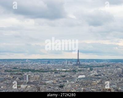 Paris, Frankreich - 8. Mai 2023: Blick über die historischen Viertel in Richtung des Eiffelturms Stockfoto