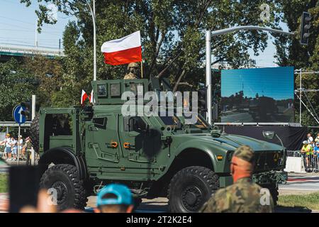 16.08.2023 Warschau, Polen. Stolzes polnisches Militär während einer Militärparade unter freiem Himmel. Großes Militärfahrzeug mit polnischer Flagge und Fahrt durch die Straßen von Warschau. Hochwertige Fotos Stockfoto