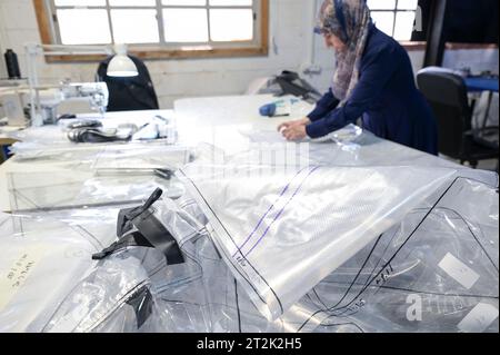 ISRAEL, Bet Yanay, HomeBiogas LTD, Herstellung und Vertrieb von Biogas-Kits für kleine Haushalte, Folienschneiden durch palästinensische Arbeiter Stockfoto