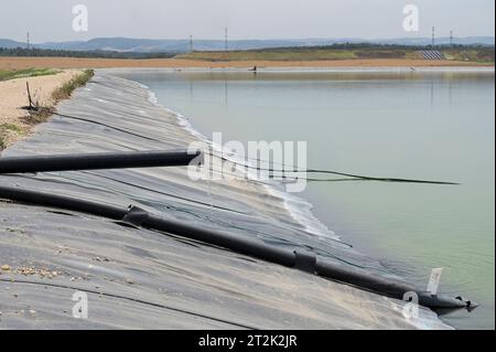 ISRAEL, Stadt Kiriat Malachi, Kibbuz-Bauernhof Tzabar-Kama, Teich mit recyceltem Wasser aus der Wasseraufbereitungsanlage von Jerusalem, das Wasser wird zur Bewässerung verwendet, Becken mit aufbereitetem Schmutzwasser aus einem Klärwerk, das Wasser wird zur Bewässerung verwendet Stockfoto