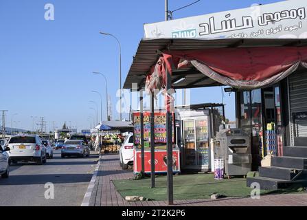 PALÄSTINA, ISRAEL, Grenzstation Emek Harod, Jalamah, bei Jenin, Checkpost an der israelischen Grenze, Autos fahren nach Israel / PALÄSTINA, ISRAEL, Grenzstation Emek Harod bei Jenin, Jalamah, Grenzübergang nach Israel Stockfoto