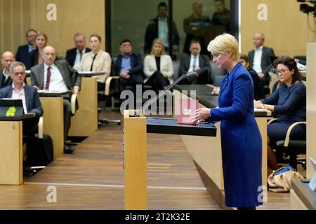 Bundesrat, 1037. Plenarsitzung Manuela Schwesig SPD Ministerpraesident von Mecklenburg-Vorpommern bei Ihrer Rede und Verurteiung des Angriffs der Hamas auf Israel bei der 1037. Bundesratssitzung, Berlin, 20.10.2023 Berlin Berlin Deutschland *** Bundesrat, 1037 Plenarsitzung Manuela Schwesig SPD-Ministerpraesidentin Mecklenburg Vorpommerns während ihrer Rede und Verurteilung des Angriffs der Hamas auf Israel auf der Bundesratssitzung 1037, Berlin, 20 10 2023 Berlin Deutschland Stockfoto