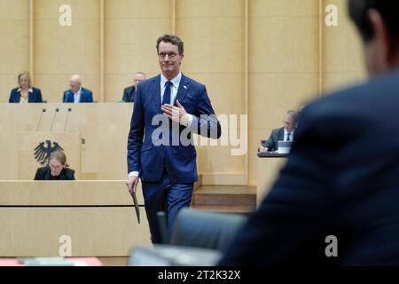 Bundesrat, 1037. Plenarsitzung Hendrik Wuest CDU Ministerpraesident von Nordrhein-Westfalen mit seiner Hand auf dem Herz schaut er zum israelischen Botschafter auf der Tribuene nach Rede und Verurteiung des Angriffs der Hamas auf Israel 1037. Bundesratssitzung, Berlin, 20.10.2023 Berlin Berlin Deutschland *** Bundesrat, 1037 Plenarsitzung Hendrik Wuest CDU-Ministerpräsident Nordrhein-Westfalens mit der Hand am Herzen blickt er auf den israelischen Botschafter auf der Tribüne nach Rede und Verurteilung des Angriffs der Hamas auf Israel 1037 Bundesratssitzung, Berlin 20 10 2023 Berlin Berlin Deutschland Stockfoto