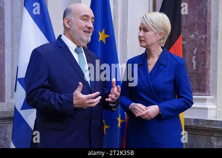 Bundesrat, 1037. Plenarsitzung Manuela Schwesig SPD Ministerpraesident von Mecklenburg-Vorpommern und Bundesratspraesidentin gemeinsam im Dialog und Austausch mit Ron Prosor dem israelischen Botschafter in Deutschland bei der 1037. Bundesratssitzung, Berlin, 20.10.2023 Berlin Berlin Deutschland *** Bundesrat, 1037 Plenarsitzung Manuela Schwesig SPD-Ministerpräsidentin Mecklenburg-Vorpommerns und Bundesratspräsident im Dialog und Austausch mit Ron Prosor, dem israelischen Botschafter in Deutschland bei der Bundesratssitzung 1037, Berlin, 20 10 2023 Berlin Berlin Deutschland Stockfoto