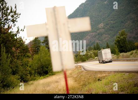 Ein weißes Kreuz, das einen Tod auf einer gefährlichen Autobahn bedeutet. Stockfoto