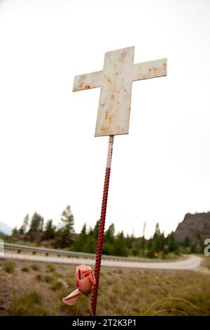 Ein weißes Kreuz, das einen Tod auf einer gefährlichen Autobahn bedeutet. Stockfoto