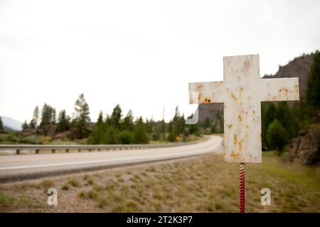 Ein weißes Kreuz, das einen Tod auf einer gefährlichen Autobahn bedeutet. Stockfoto