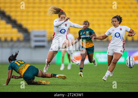 Wellington, Neuseeland. Oktober 2023. Abigail Dow (Zentrum) schürt Faitala Molekas (Nummer 15) beim WXV Turnier Spiel 1 zwischen England und Australien in Wellington, Neuseeland (Bild: ©James Foy/Alamy Live News) Stockfoto