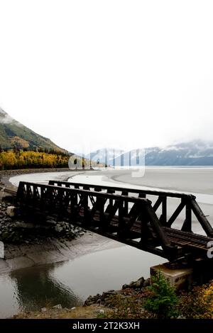 Eine Stahlbrücke, die einen Fluss überquert. Stockfoto