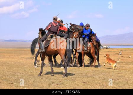 24. August 2023: Song kol Lake in Kirgisistan: Die Einheimischen spielen kok boru (Ulak tartysh), ein traditionelles Pferdewild, mit Lederpuppen statt einer Ziegenkarcas Stockfoto