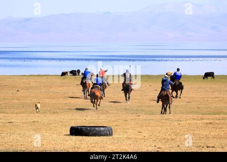 24. August 2023: Song kol Lake in Kirgisistan: Die Einheimischen spielen kok boru (Ulak tartysh), ein traditionelles Pferdewild, mit Lederpuppen statt einer Ziegenkarcas Stockfoto