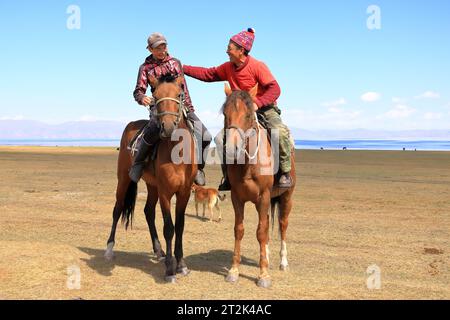 24. August 2023: Song kol Lake in Kirgisistan: Die Einheimischen spielen kok boru (Ulak tartysh), ein traditionelles Pferdewild, mit Lederpuppen statt einer Ziegenkarcas Stockfoto