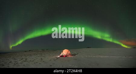 Aurora Borealis über Zelt im Winter, Vestvagoya, Lofoten Inseln, Norwegen Stockfoto