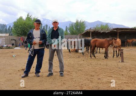 25. August 2023: Kotschkor, Kotschkor in Kirgisistan: Einheimische kaufen und verkaufen Tiere auf dem Markt Stockfoto